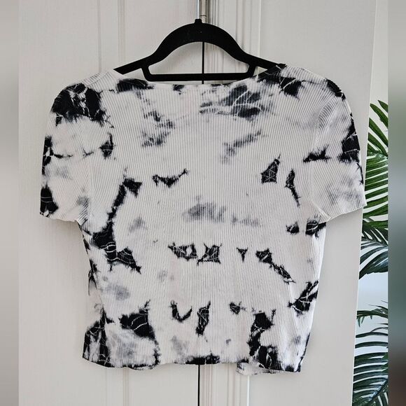 Black and White Tie-Front Top Tie Dye - Picture 3 of 4
